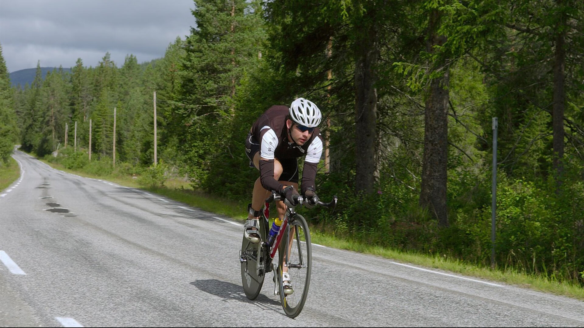 开云注册网址-2017年西部半决赛：在“火箭之夜”中，库里连续投中数个超远三分，帮助勇士大比分领先